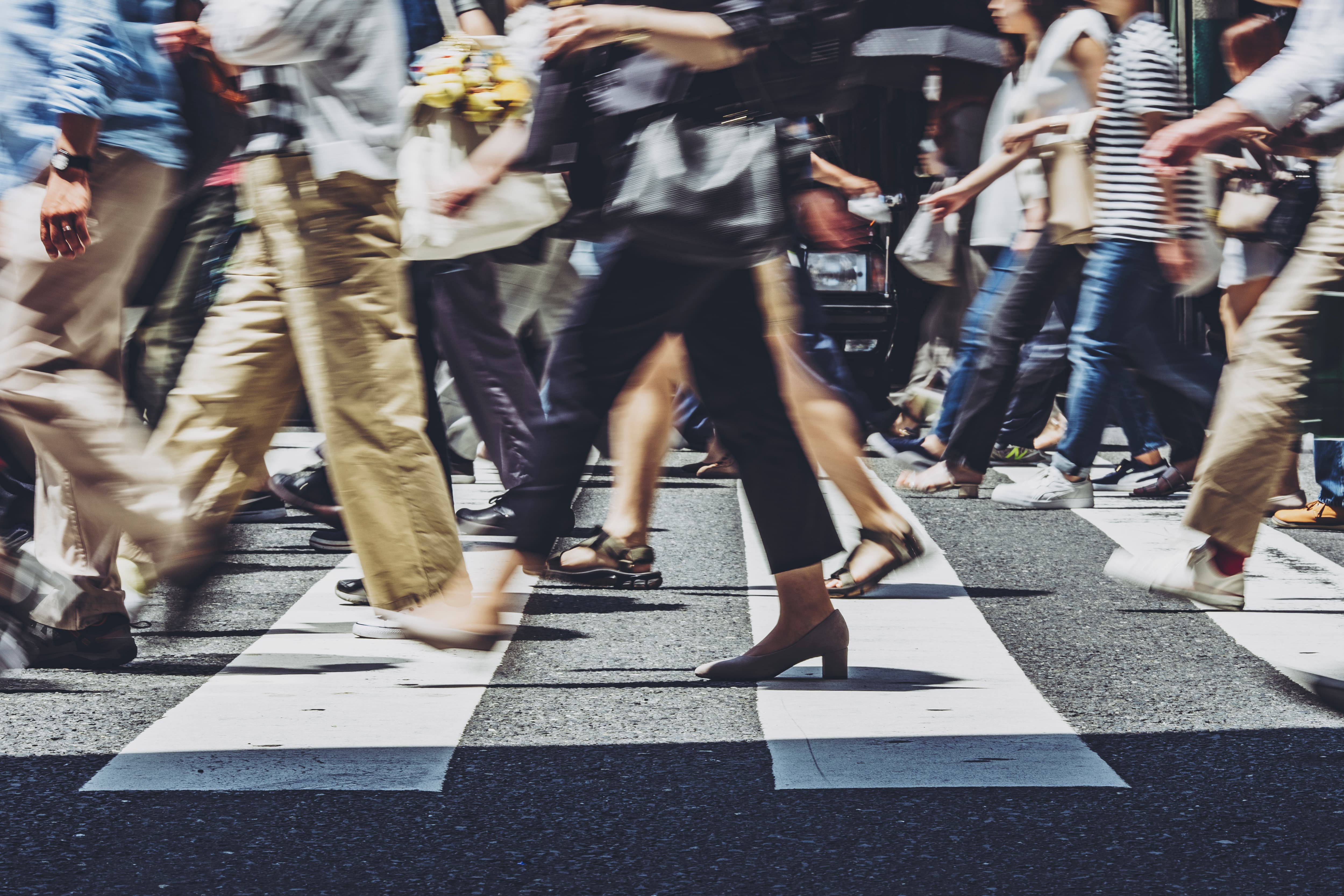 穏やかな表情で光を浴び、風に髪をなびかせる福田萌子